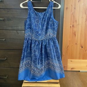 Great condition blue and white back zip dress with a floral and lace print.